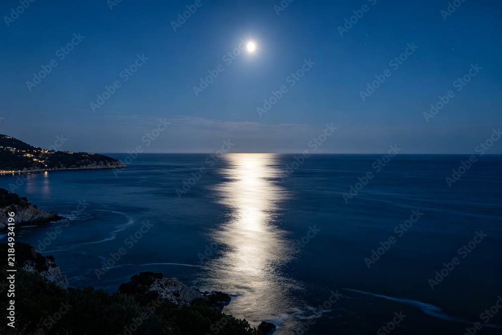 Obraz premium Tranquil Sea Under Moonlight