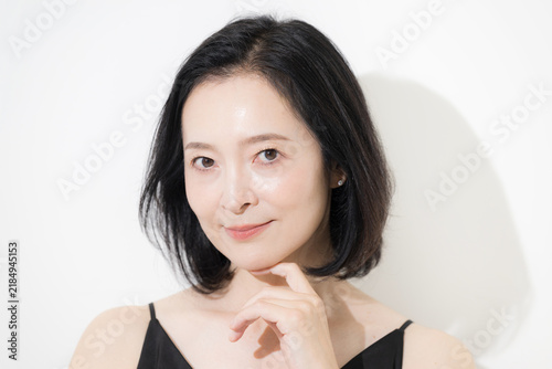 Obraz na płótnie A beauty portrait of a woman in her 50s with striking, beautiful skin and natura
