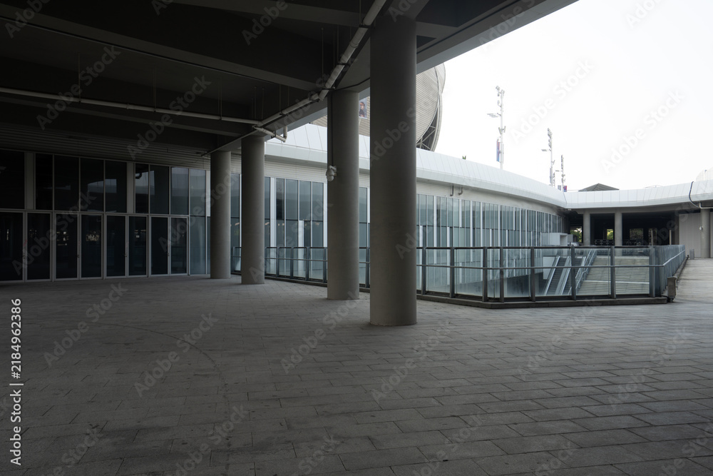 Obraz premium modern architectural columns and glass walls under overhang
