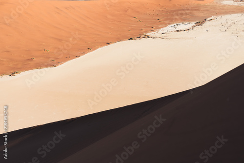 Foto Red dune slipface meeting a white clay pan