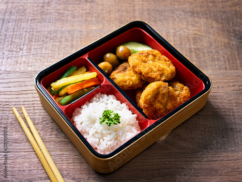日本の弁当（べんた） - ご飯、魚のフライ、野菜