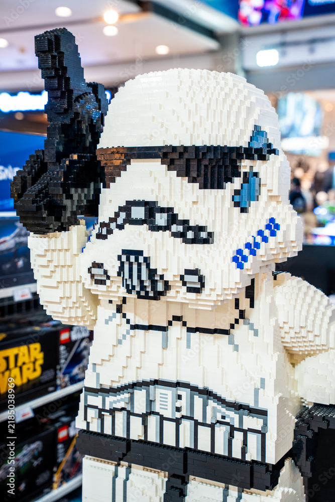 Obraz premium Bangkok, Thailand - June 22, 2025: Close up of Life-sized LEGO Stormtrooper figure from Star Wars inside toy store display.