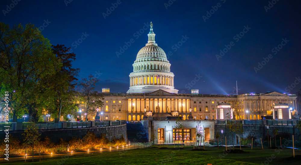 Obraz premium US Capitol Building in Washington DC. Illuminated Capitol dome at night. Congress building with historic architecture. American government landmark night blue sky.