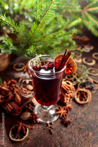 Fotografía Mulled wine with spices and dried citrus on a brown vintage background