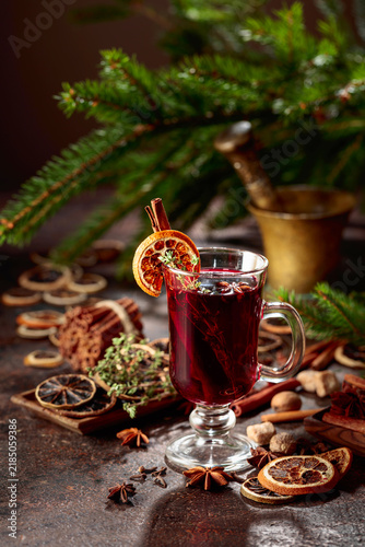 Cuadro en lienzo Mulled wine with spices and dried citrus on a brown vintage background
