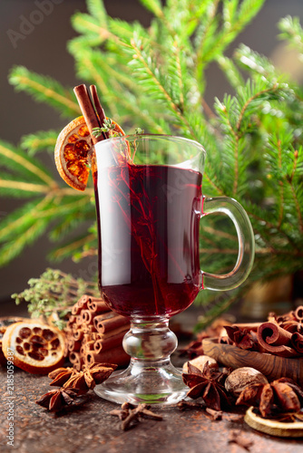 Fotografía Mulled wine with spices and dried citrus on a brown vintage background