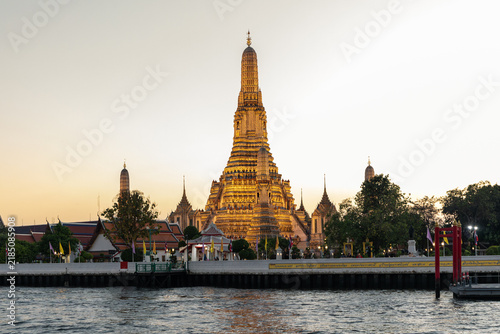 Quadro su tela Wat Arun Ratchawararam Ratchawaramahawihan at Sunset with Golden Evening Light A