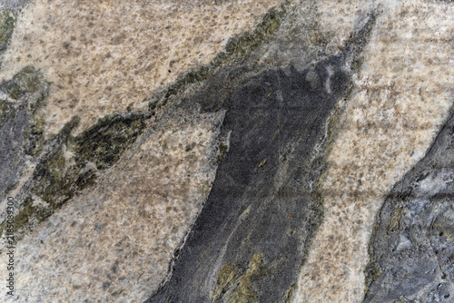 Fotografía Abstract background texture of natural cut stone slab featuring dark grey, green, and beige mineral veins