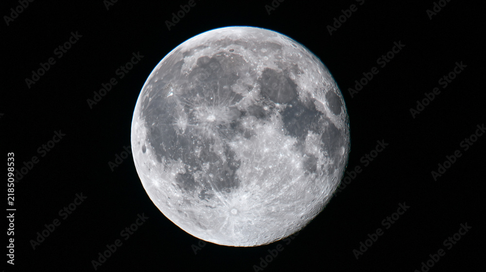 Obraz premium Detailed full moon glowing brightly against a dark night sky.
