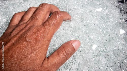 Foto someone holding broken glass as a symbol of embracing fragility