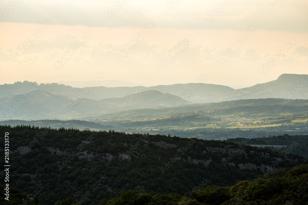 Fototapeta premium Weitläufiges Landschaftspanorama in der ländlichen Provence im goldenen Licht der Abenddämmerung Frankreich