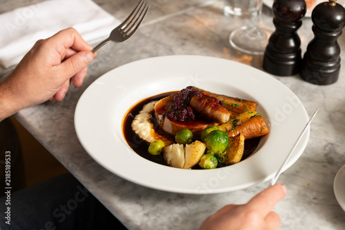 Foto Deliciously Plated Gourmet Dish Ready to Be Savored in an Elegant Dining Setting