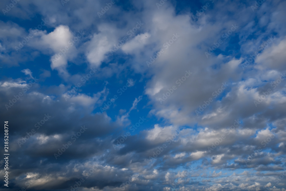 Obraz premium Clear blue sky with scattered clouds