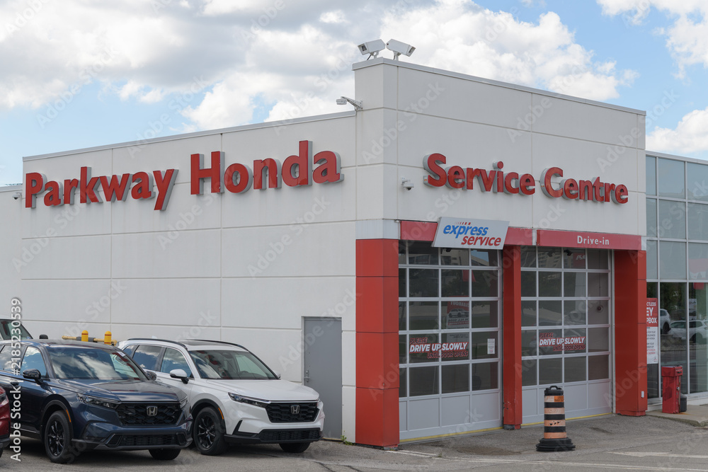 Fototapeta premium sign at Parkway Honda/Service Centre, a dealer, located at 1681 Eglinton Av E (North York), Toronto