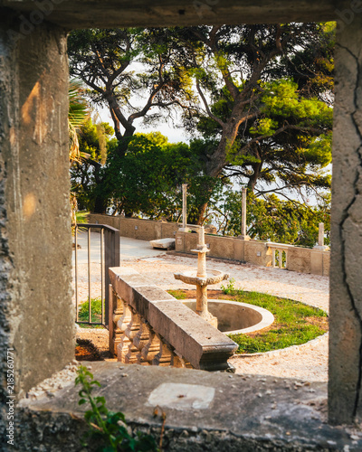 Foto Mediterranean garden terrace with a fountain in Dubrovnik Croatia