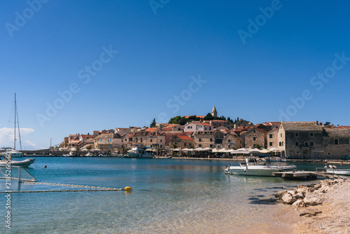 Fotografía Mediterranean town on a peninsula with a turquoise Adriatic bay