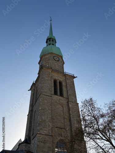 Blick auf die Reinoldikirche im Zentrum der Stadt Dortmund	