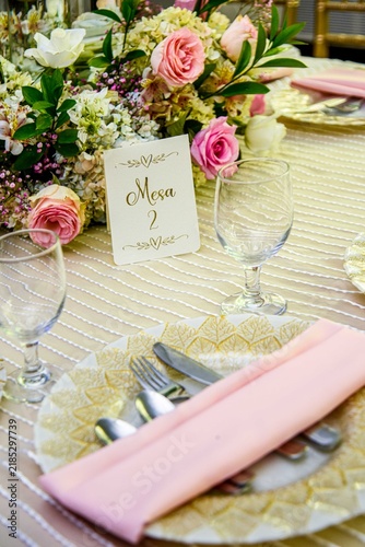 Foto Wedding Table Number Card with Pink Roses and Place Setting