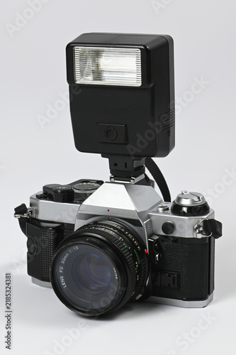 Foto An old analog film camera with a built-in flash on a white background