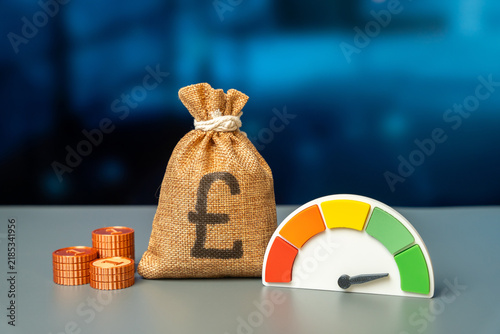 Fotografía The efficiency scale is at its maximum and the is a British pounds money bag