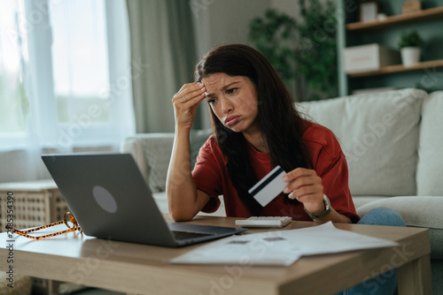 Cuadro en lienzo Young woman dealing with financial stress and credit card debt
