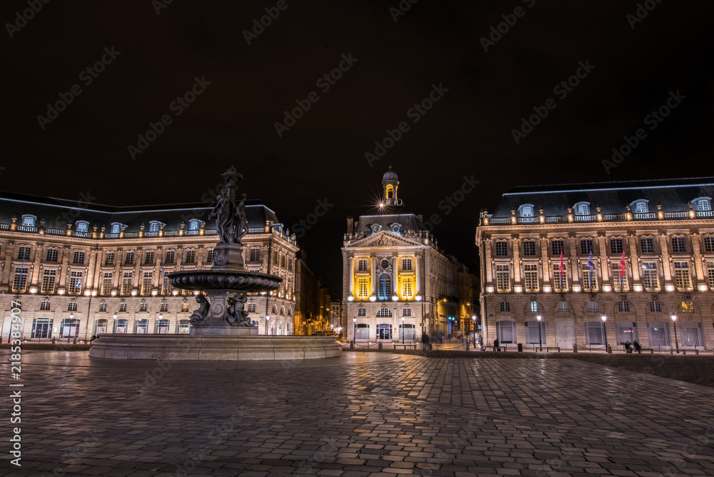 Obraz premium Historisches Barockschlösschen in Altstadt von Bordeaux in Frankreich mit Strassenbeleuchtung