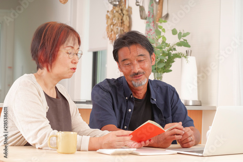年金手帳を見ながら老後の暮らしを相談する夫婦