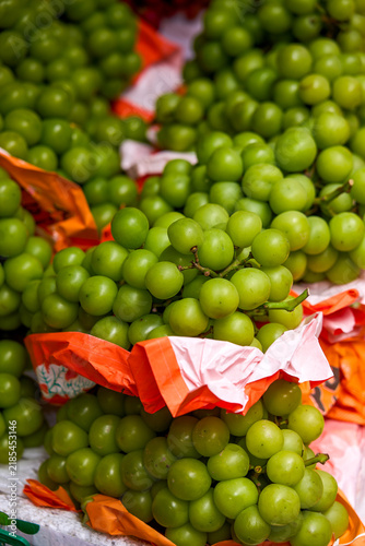 фотографія Close-up of fresh green grapes on fruit stall