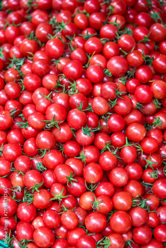 Canvastavla Close-up of fresh red cherry tomatoes on market stall