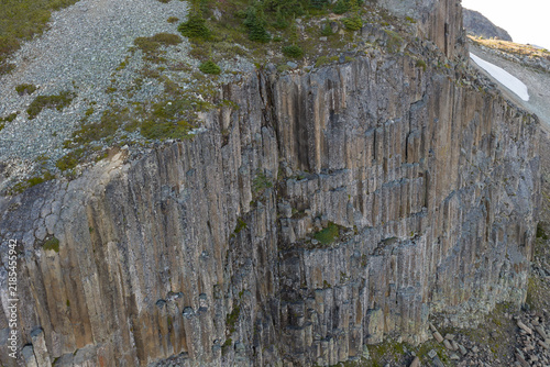 Foto Columnar Basalt Cliff and Rocky Alpine Ridge Overlooking Scree in BC, Canada