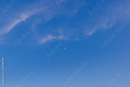 青空と小さな月