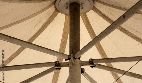 Fotografía Underside view of tensile fabric canopy structure with steel support poles and ribs