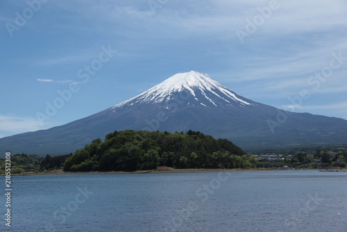 河口湖から望む凛々しい富士山の美景