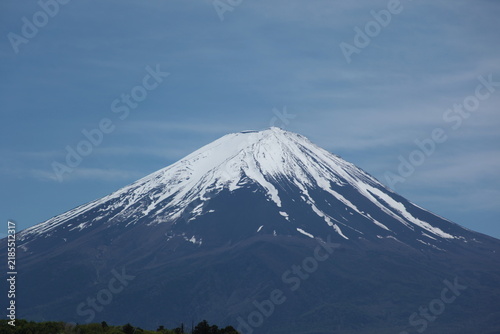 河口湖から望む凛々しい富士山の山頂