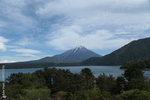 一度は見たいあの絶景！千円札のモデルになった本栖湖の富士山ビューポイント
