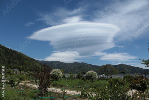 まるで空の大きな翼、河口湖に浮かぶ吊るし雲｜宇宙船のようでした