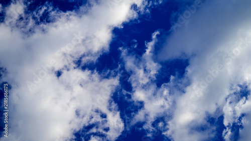 Cuadro en lienzo soft scattered wispy clouds evenly covering a vibrant blue sky