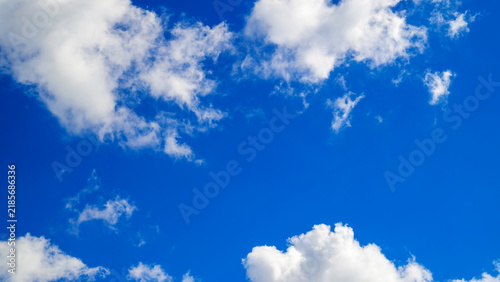 Fotografía small white clouds in an open blue space of sky