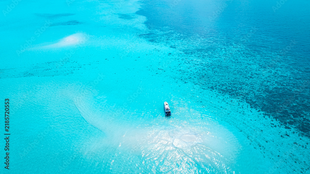 Obraz premium Aerial view of Summer lagoon Ripples in the sand at low tide on a beach with sandbar background and blue sea in Maldives island