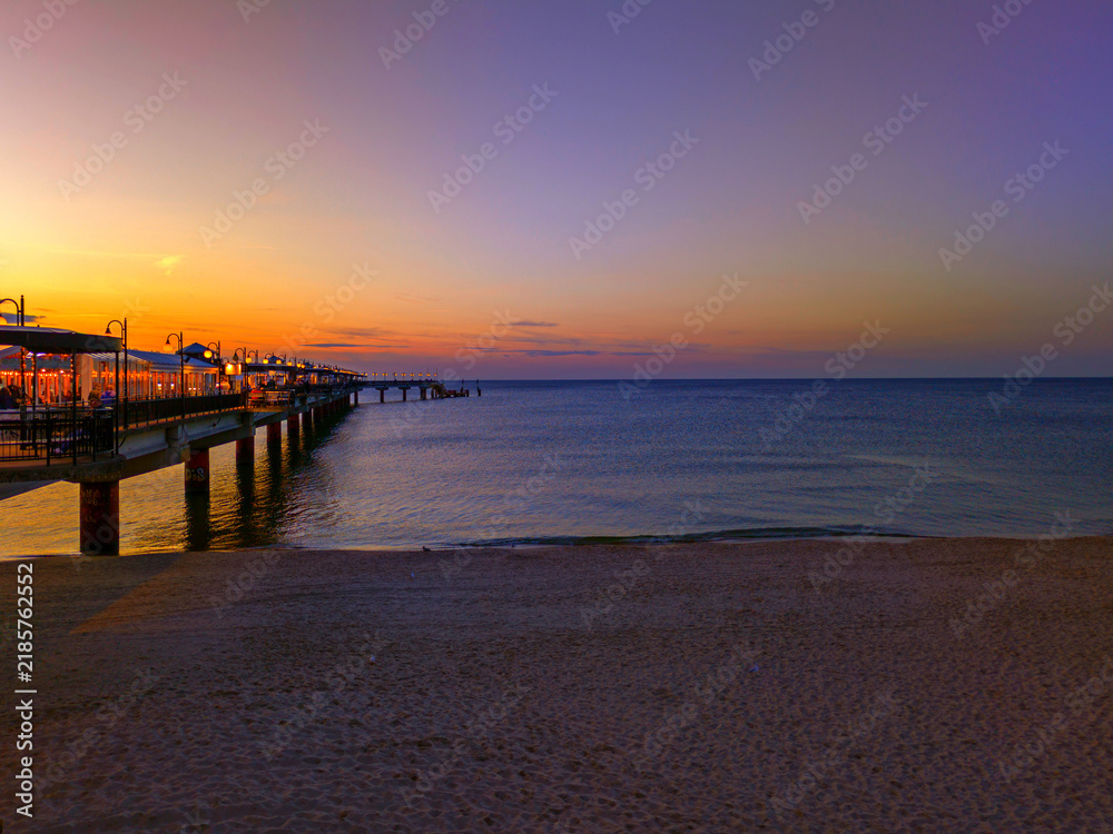 Fototapeta premium Das polnische Ostseebad Misdroy (Międzyzdroje) besticht durch eine malerische Strandlandschaft, seine markante Seebrücke und das weite Meer .