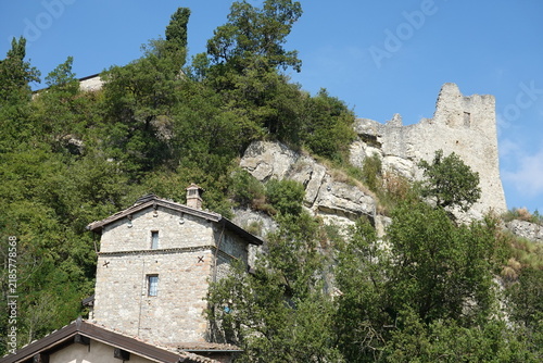 Ruines du château de Canossa juché sur une falaise en Italie