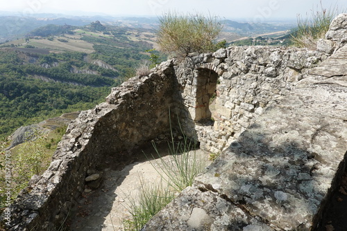 Ruines du château de Canossa juché sur une falaise en Italie