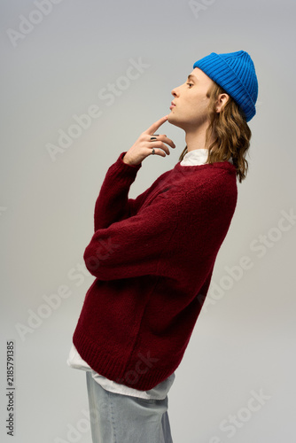 фотографія Stylish young man embodies modern finesse with a creative twist