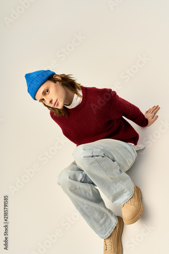 Foto Young man in stylish attire embodies artful fashion expression in modern setting