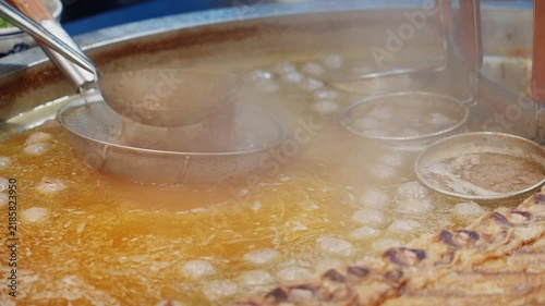 Guizhou beef noodles with a large pot of original broth, boiling and scolting the strainer to blanch fresh beef