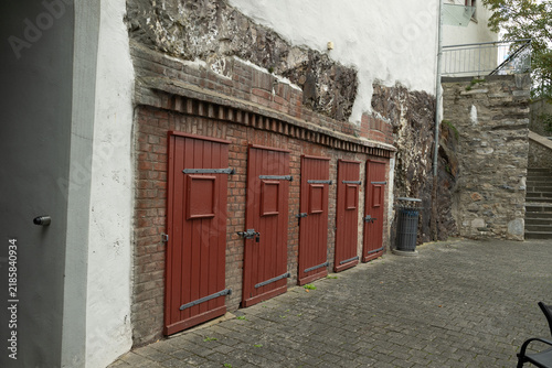 фотографія tor tür rot holz schloss