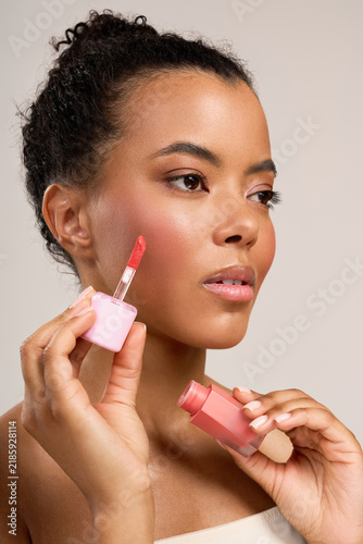 Canvastavla Elegant beauty moment featuring a young woman with vibrant makeup hues and radia