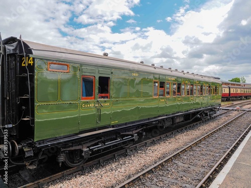 Foto A beautifully restored historic railway carriage on the bluebell Heritage Railwa