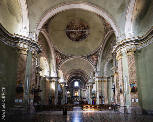 Fotografía Ornate church interior with historical architecture in Lodi, Italy