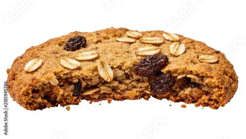 Fotografía Bitten oatmeal raisin cookie with visible oats and raisins, isolated on transpar